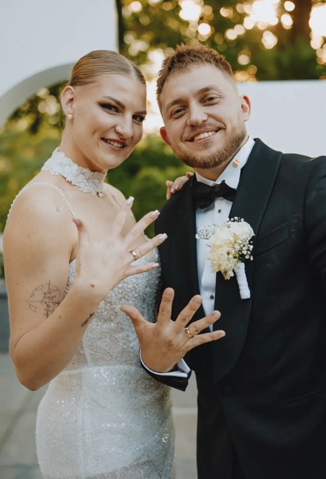 Roześmiana para młoda